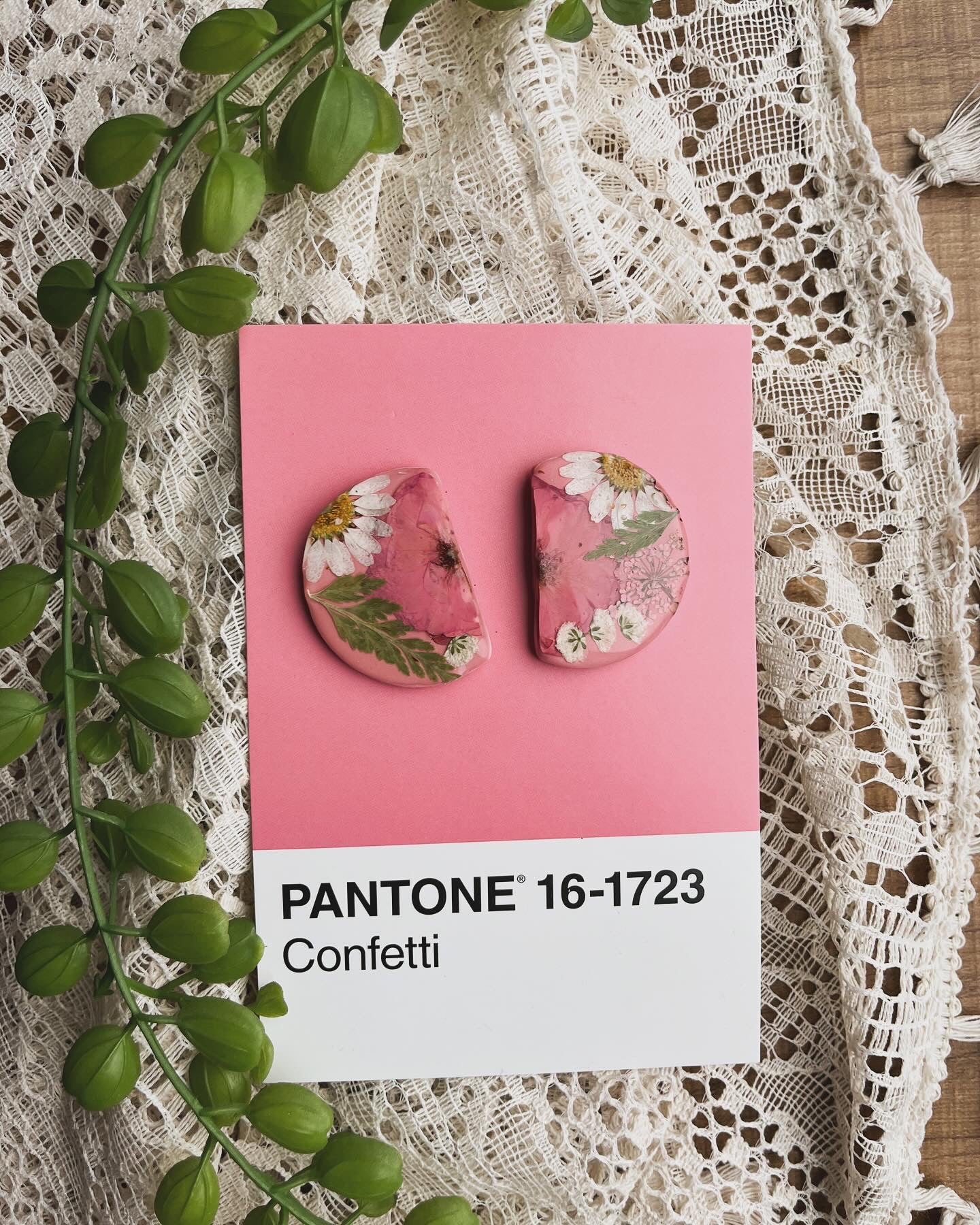 Pantone 16-1723 Confetti