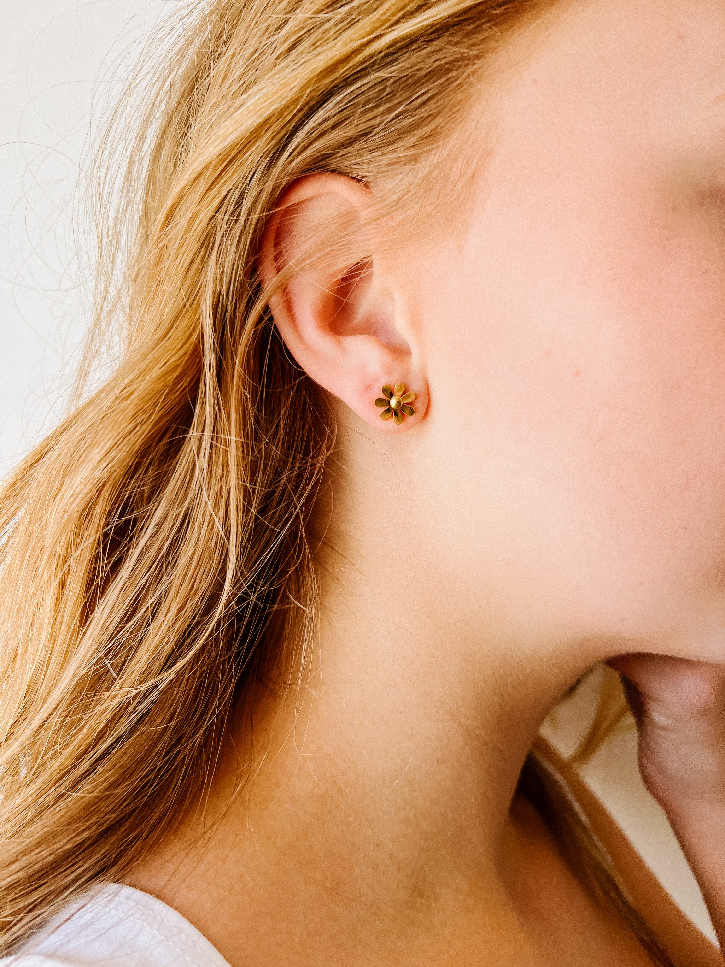 18k Gold Daisy Studs