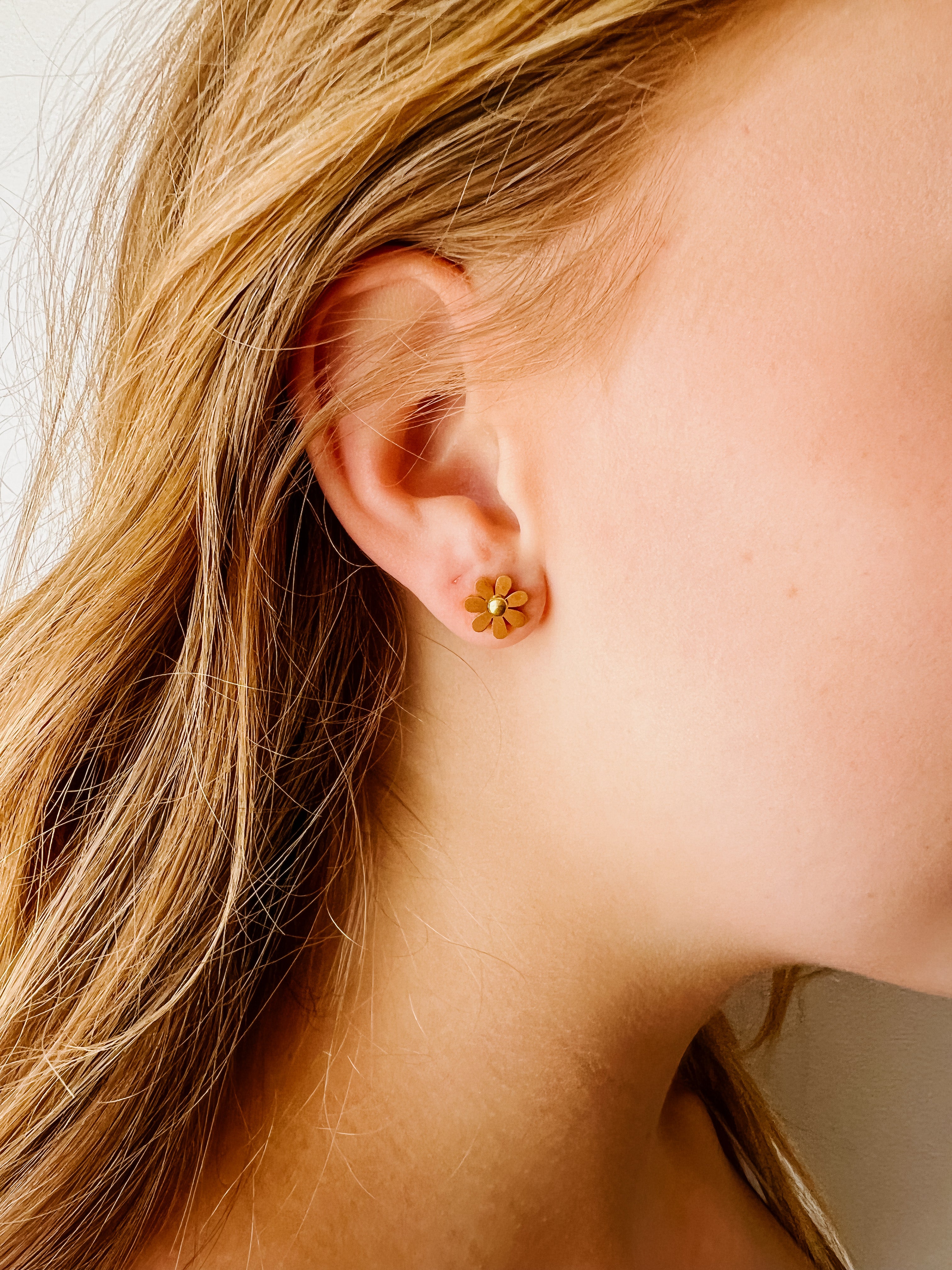 18k Gold Daisy Studs